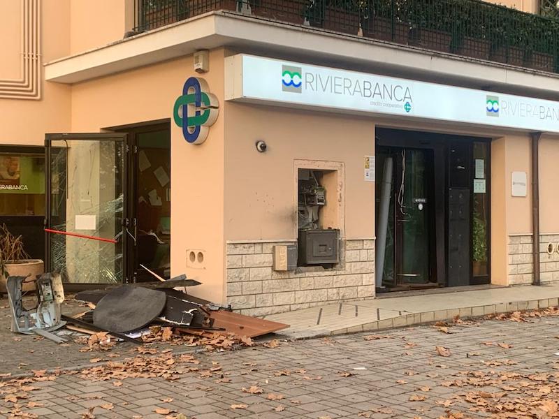 Colpi nella notte, fatto esplodere il bancomat in via Caboto