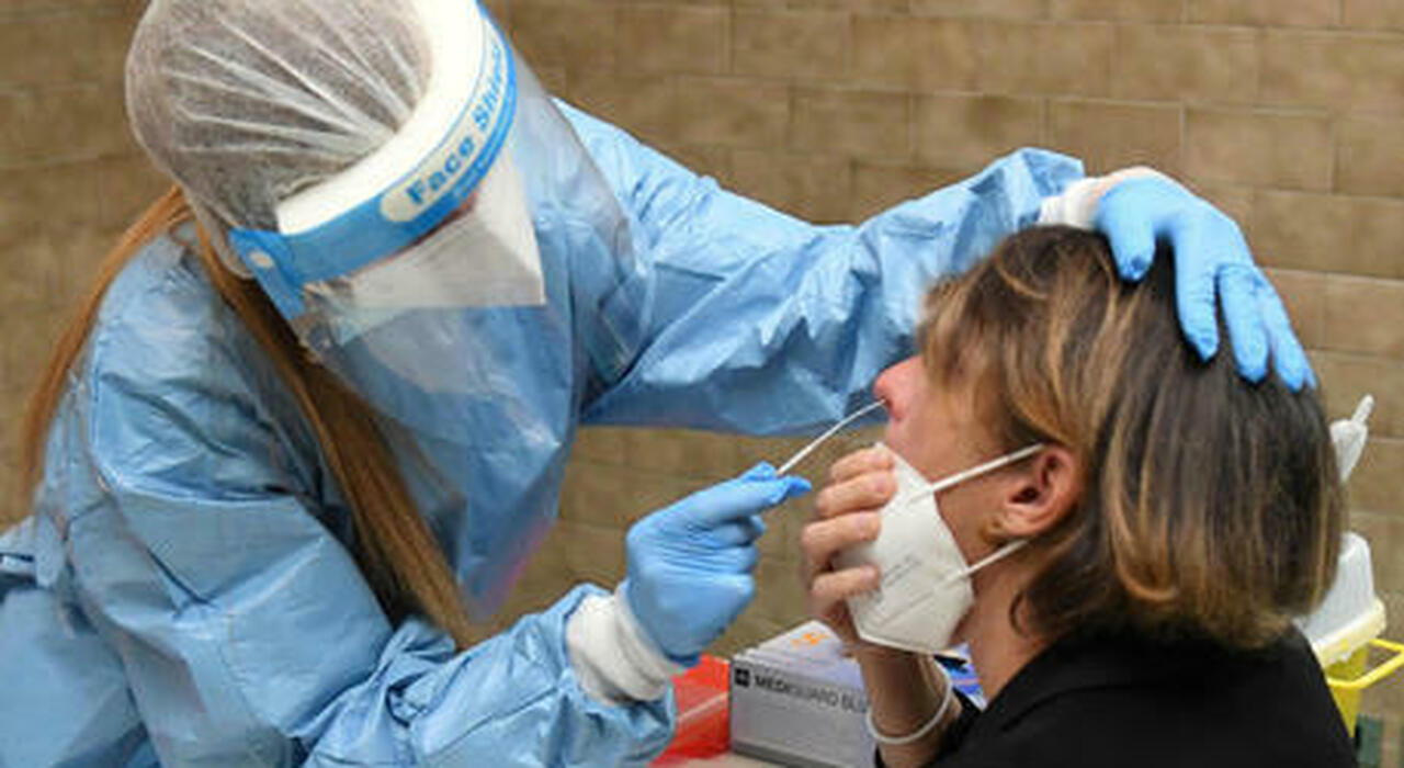 In farmacia per il tampone con la tessera sanitaria di un altro