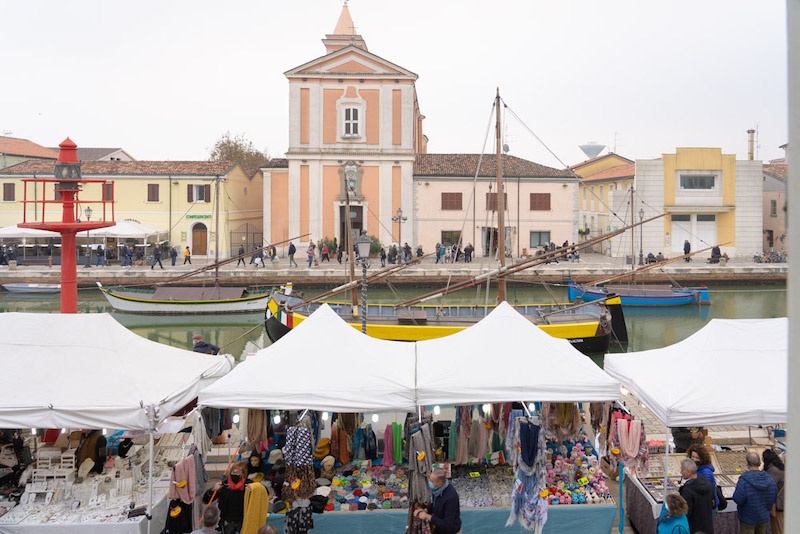 Il business della gastronomia, uno stand alla festa del pesce incassa circa 50mila euro