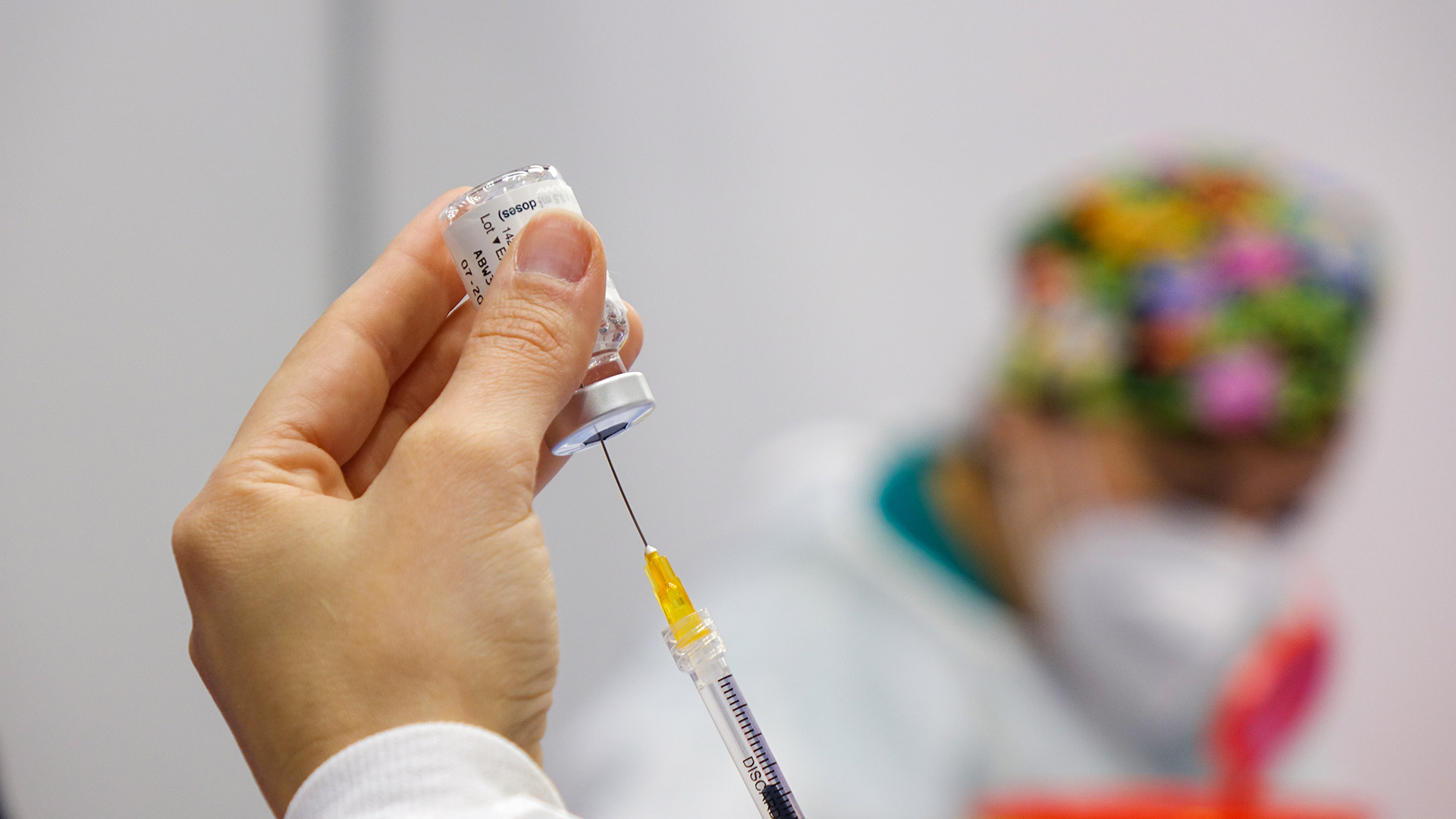 Da oggi via alle prenotazioni dei vaccini per i 16-17enni