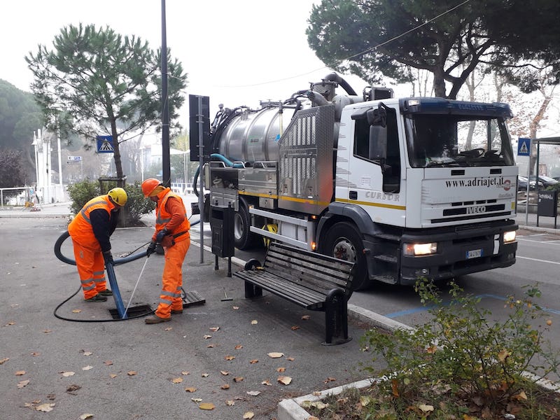 È in corso la pulizia sulle strade comunali: intervento su 4200 caditoie