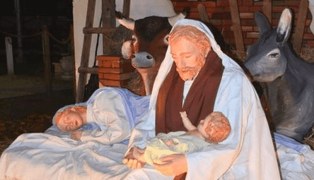 Nel presepe di Villalta è Giuseppe a cullare Gesù