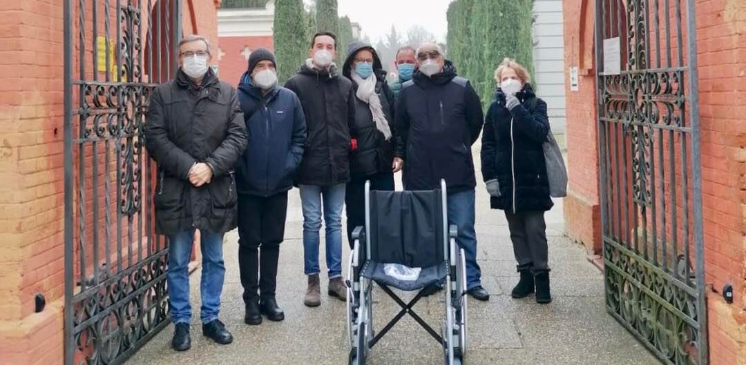 La Consulta del Volontariato dona una carrozzina al cimitero