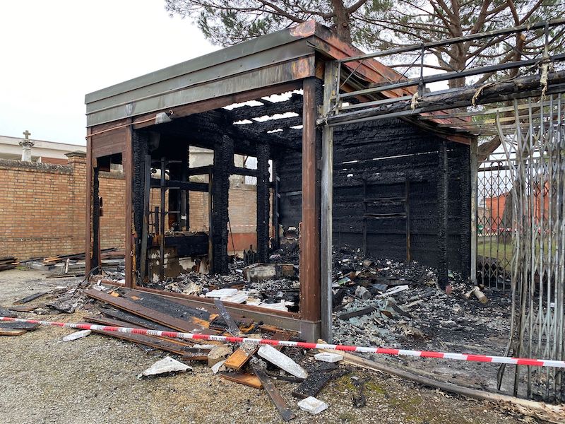 Un incendio distrugge un’attività di Cesenatico LE FOTO