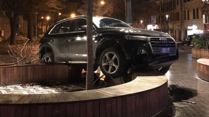 Cesena, un Suv danneggia la statua di piazza del Popolo