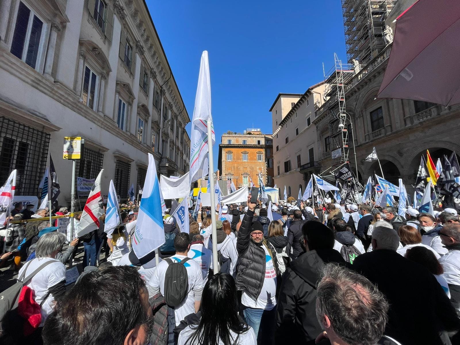 Ieri balneari a Roma, Battistoni: “Siamo pronti alle serrate”