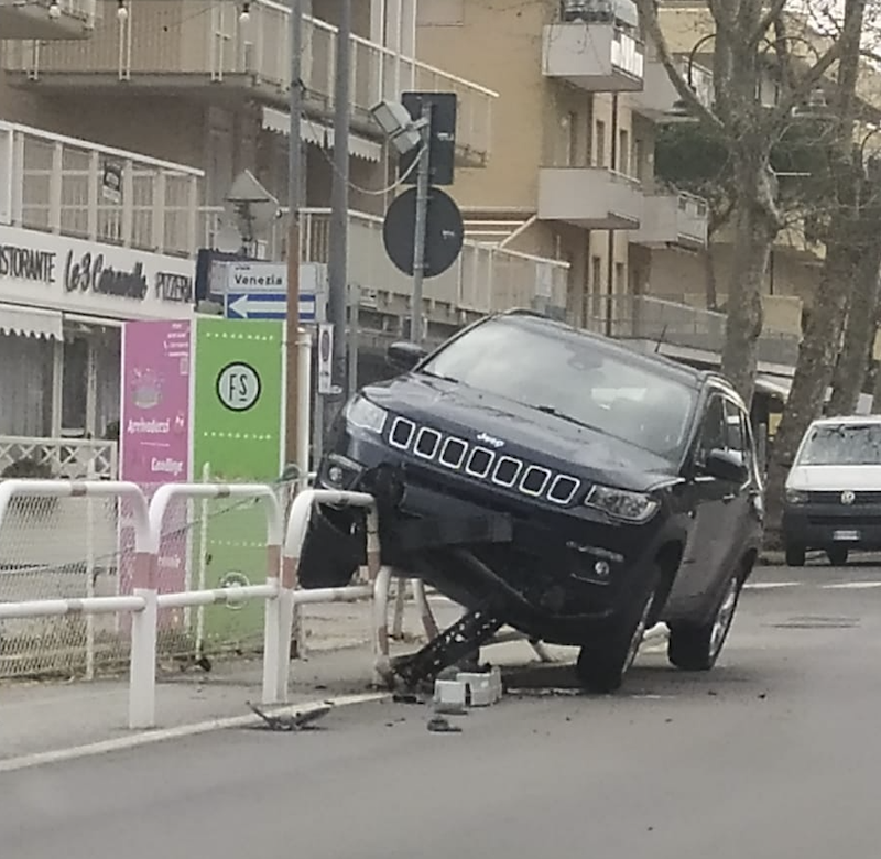 Auto fuori strada in viale Carducci