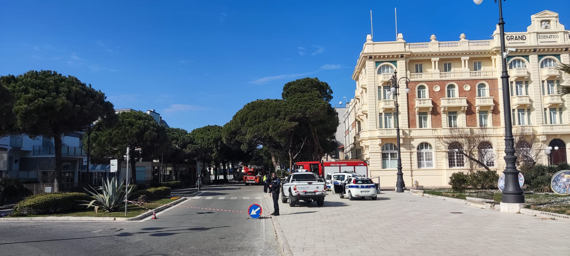 cesenatico pini piazza costa carducci