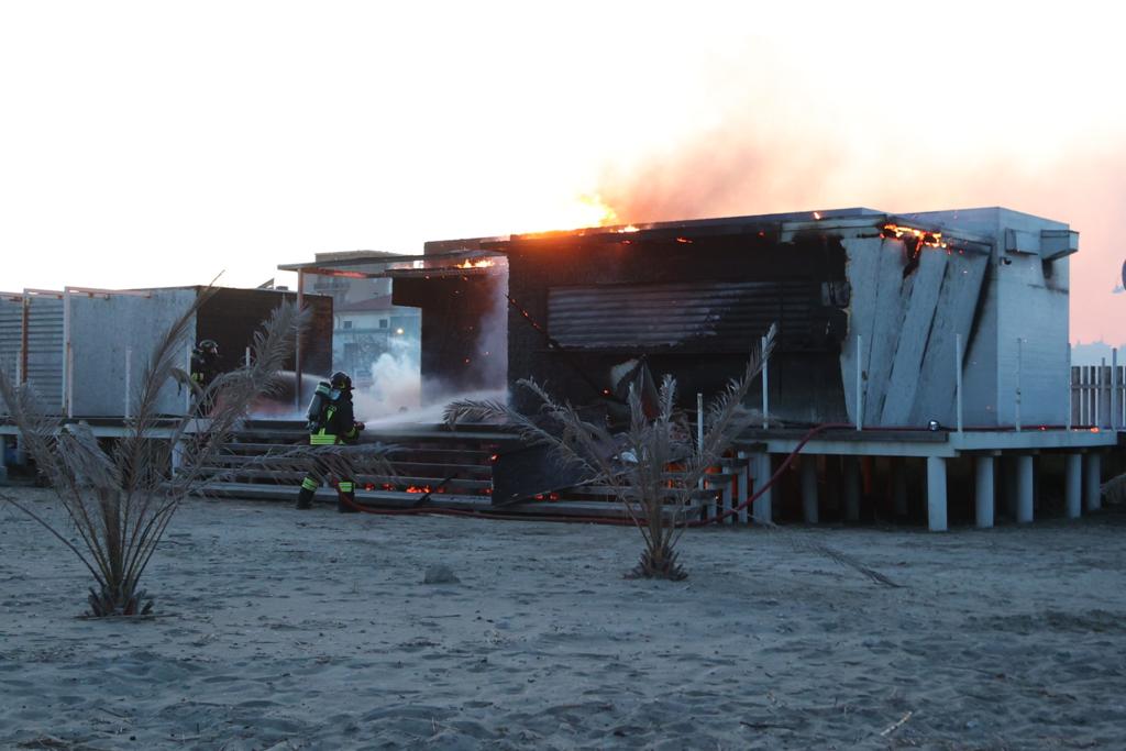 Non c’è pace per il “Joe Bananas”: un incendio devasta la struttura