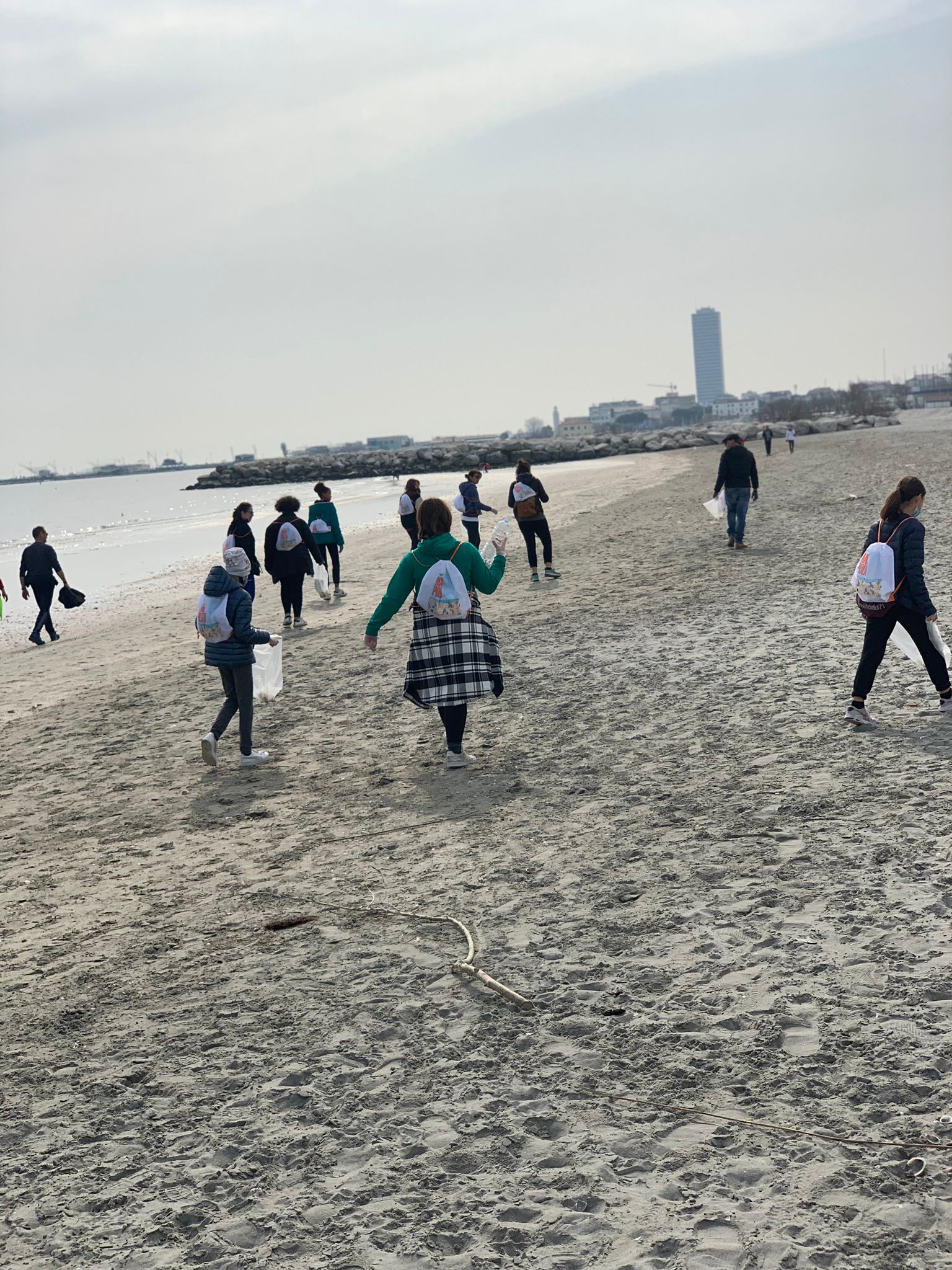 I volontari di “Mare Pulito” ripuliscono l’arenile di Ponente