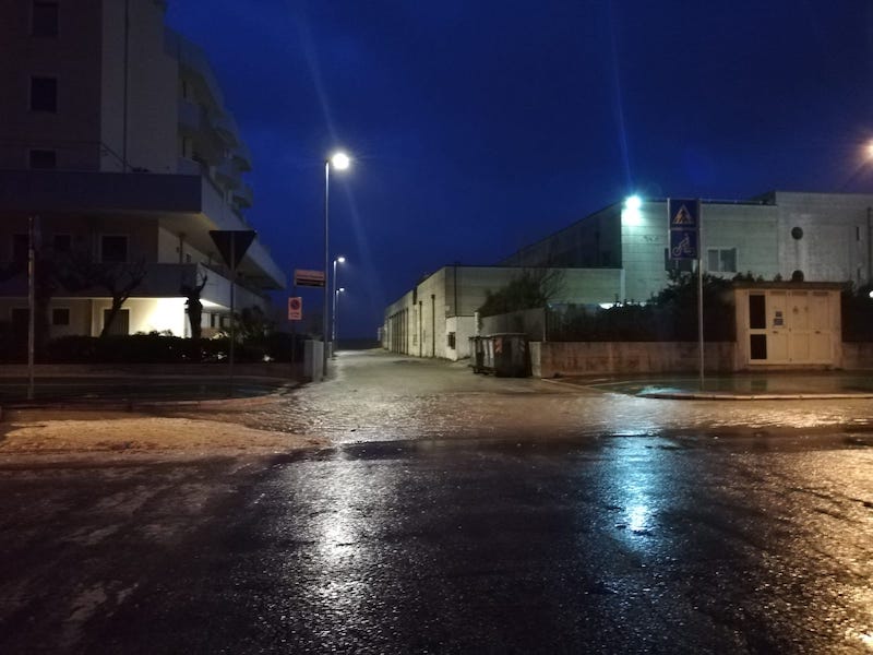 Maltempo. Si allaga un tratto di viale Carducci