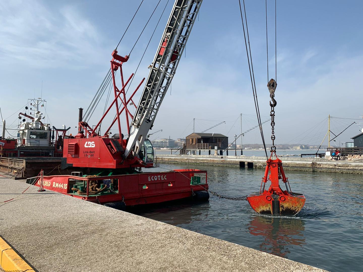 Al via il dragaggio nei tratti più bassi del porto canale