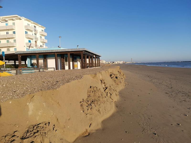Il maltempo abbatte la duna, persi 30.000 metri cubi di sabbia