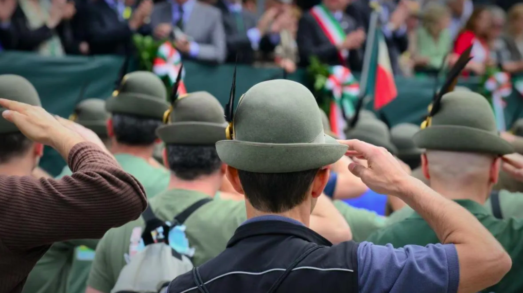 L’adunata degli alpini riempie gli hotel della Riviera