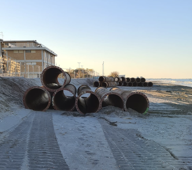 Ponente, ecco a cosa servono i maxi tubi in spiaggia