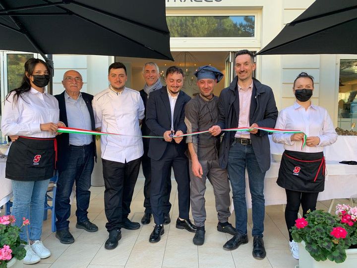 Ha inaugurato sul lungomare il ristorante “Attracco”