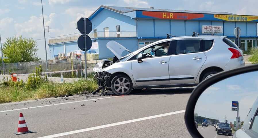 Incidente frontale sull’Adriatica davanti al Famila