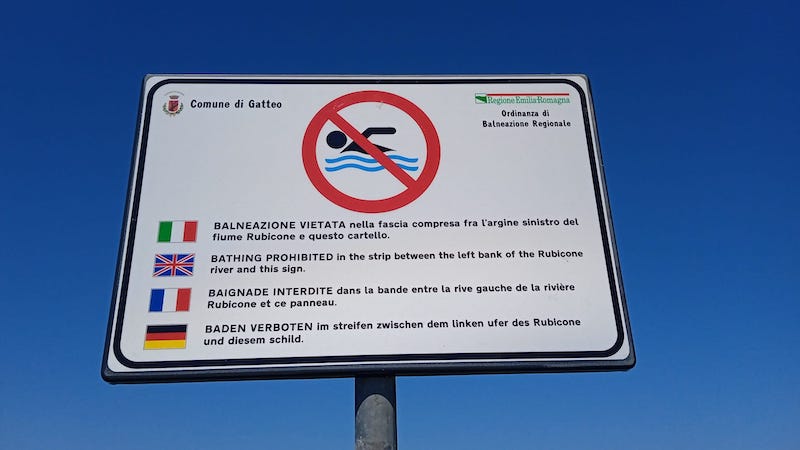 Alla foce del Rubicone e in spiaggia a Gatteo, il cartello di divieto della balneazione