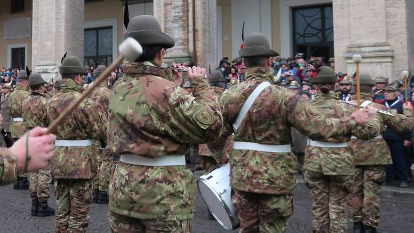 “Molestie e sessismo”: a Rimini è bufera sugli alpini