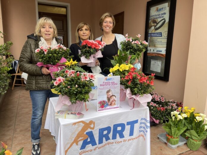 Oggi festa della mamma con le azalee solidali di ARRT