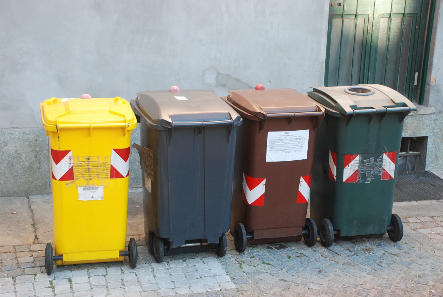 Rifiuti, Fratelli d’Italia chiede di rinviare il “porta a porta”