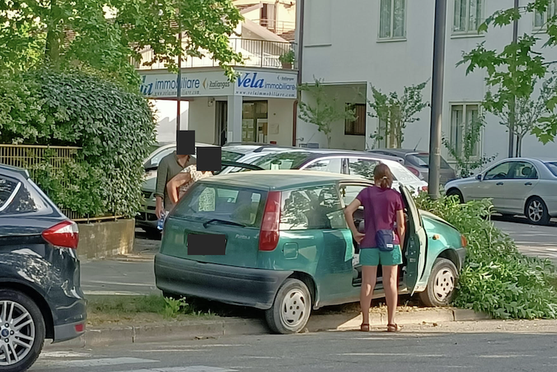 Auto fuori strada in viale Trento