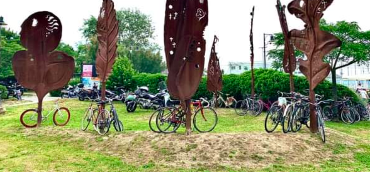 Ci risiamo. Le biciclette dei bagnanti legate alle opere di Tonino Guerra