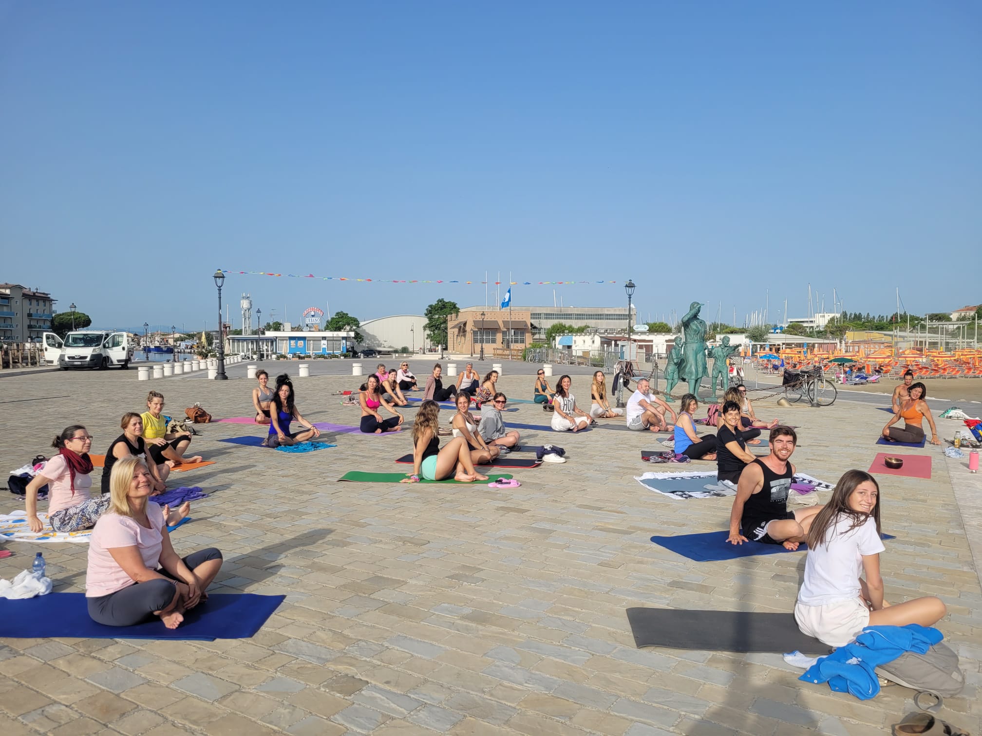 yoga in spiaggia