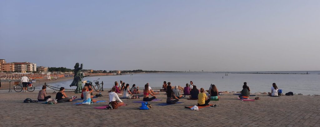 yoga in spiaggia