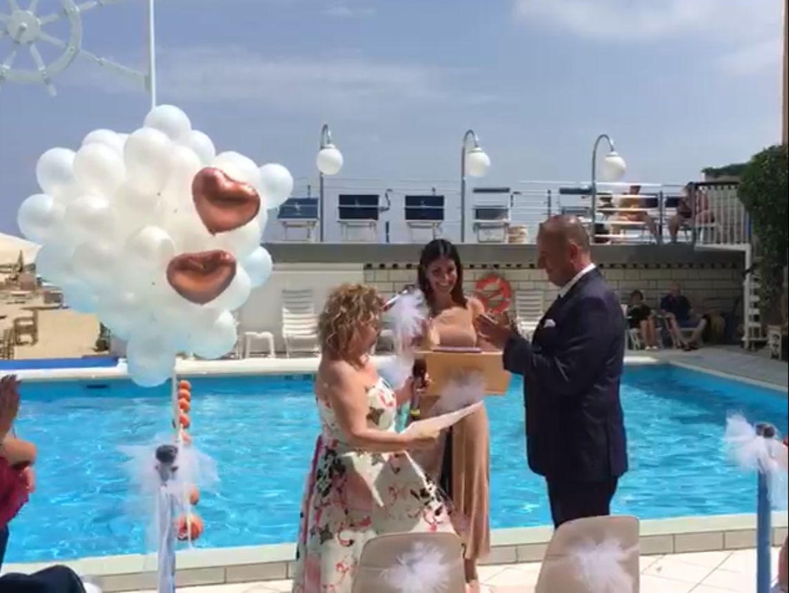 Albergatrice di Gatteo Mare officia le nozze nel suo hotel
