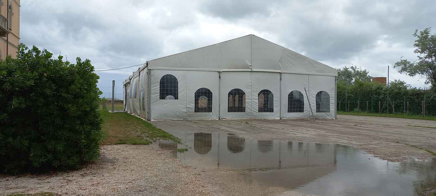 Tenda come aula. “La scuola non è un campeggio”