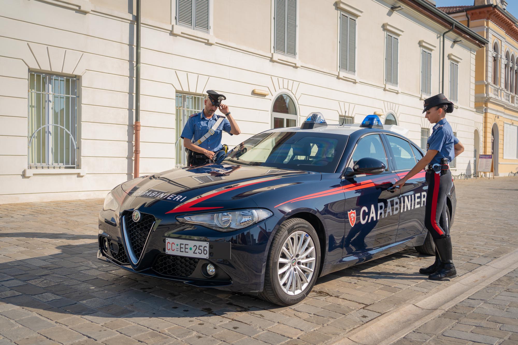 Nasconde la droga negli slip e aggredisce i carabinieri: due arresti