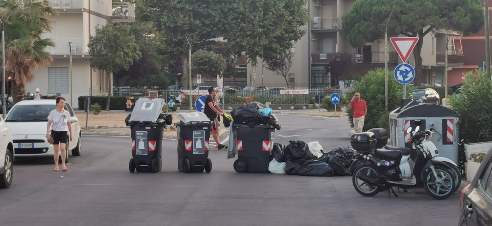 Protesta plateale contro Hera: bidoni stracolmi in mezzo alla strada!