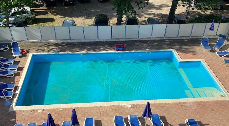 Hotel nei guai: un’ordinanza dispone la chiusura di solarium e piscina