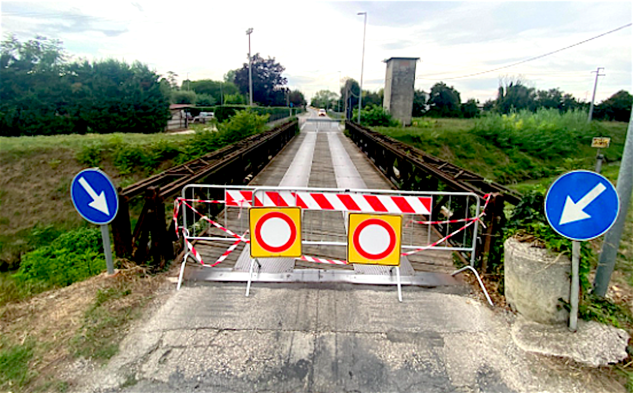 Ponte pericolante: a Sala stop alle auto in via Fenili