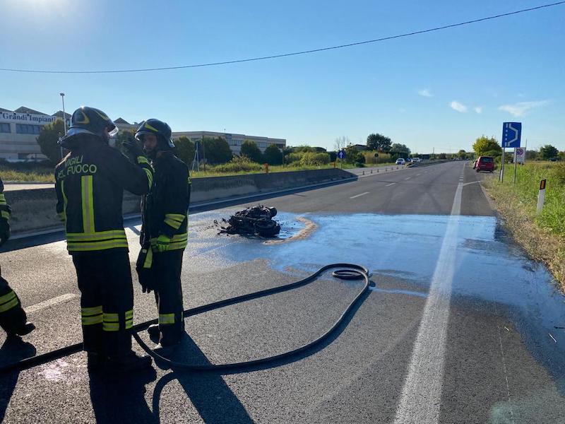 Moto in fiamme in Statale e il traffico va in tilt