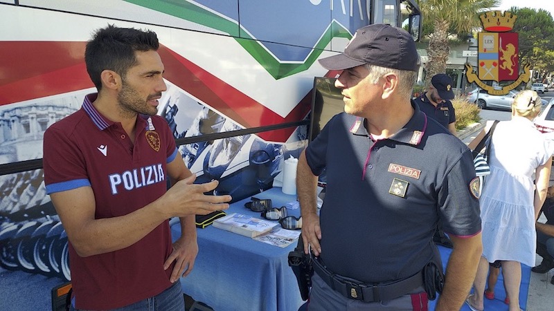 Polizia. Il pullman azzurro ha beccato due positivi ai cannabinoidi