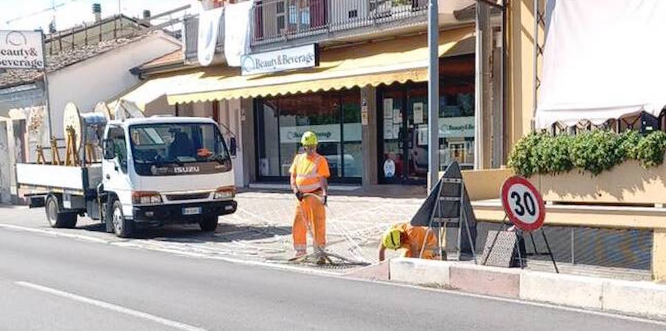 Lampioni a intermittenza: operai al lavoro nella zona di Villalta