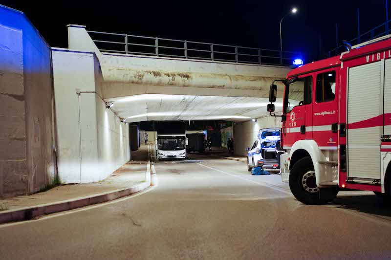 Pullman incastrato nel sottopasso: 4 bambini in ospedale