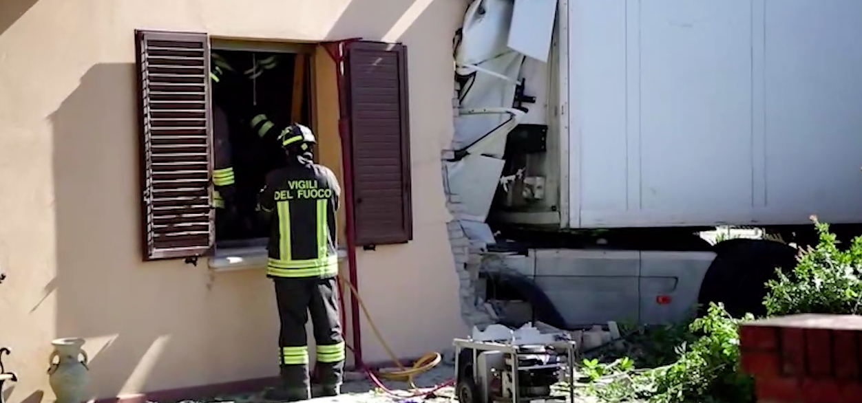 Cesena, camion si schianta contro una casa: grave il conducente