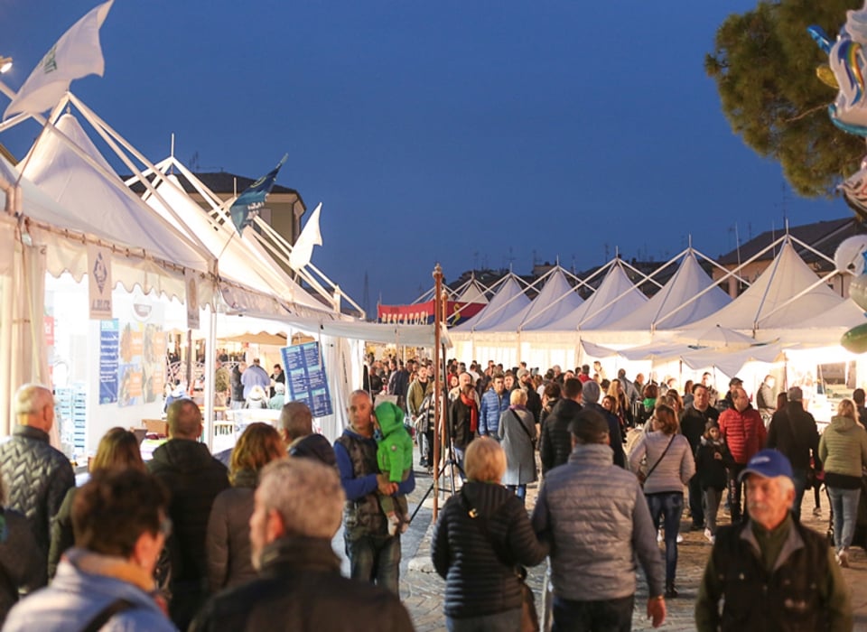 Cesenatico invasa dai turisti: mai vista così tanta gente per la Festa del Pesce!