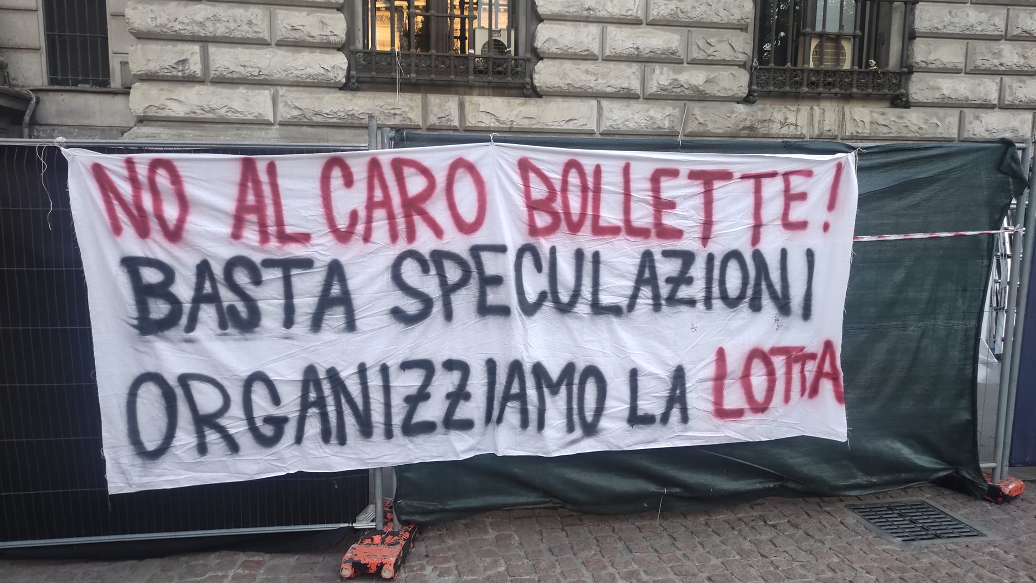 “Noi non paghiamo”: bruciate le bollette di Enel. Si propaga la protesta