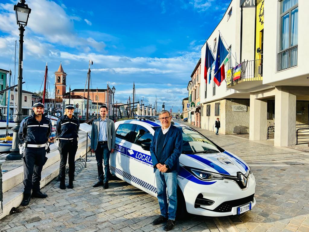 La pattuglia diventa “sostenibile”: un’auto elettrica per la Polizia Municipale