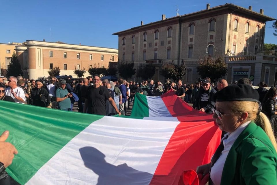 Ieri a Predappio duemila nostalgici del Duce: “La Meloni? L’importante era battere la sinistra”