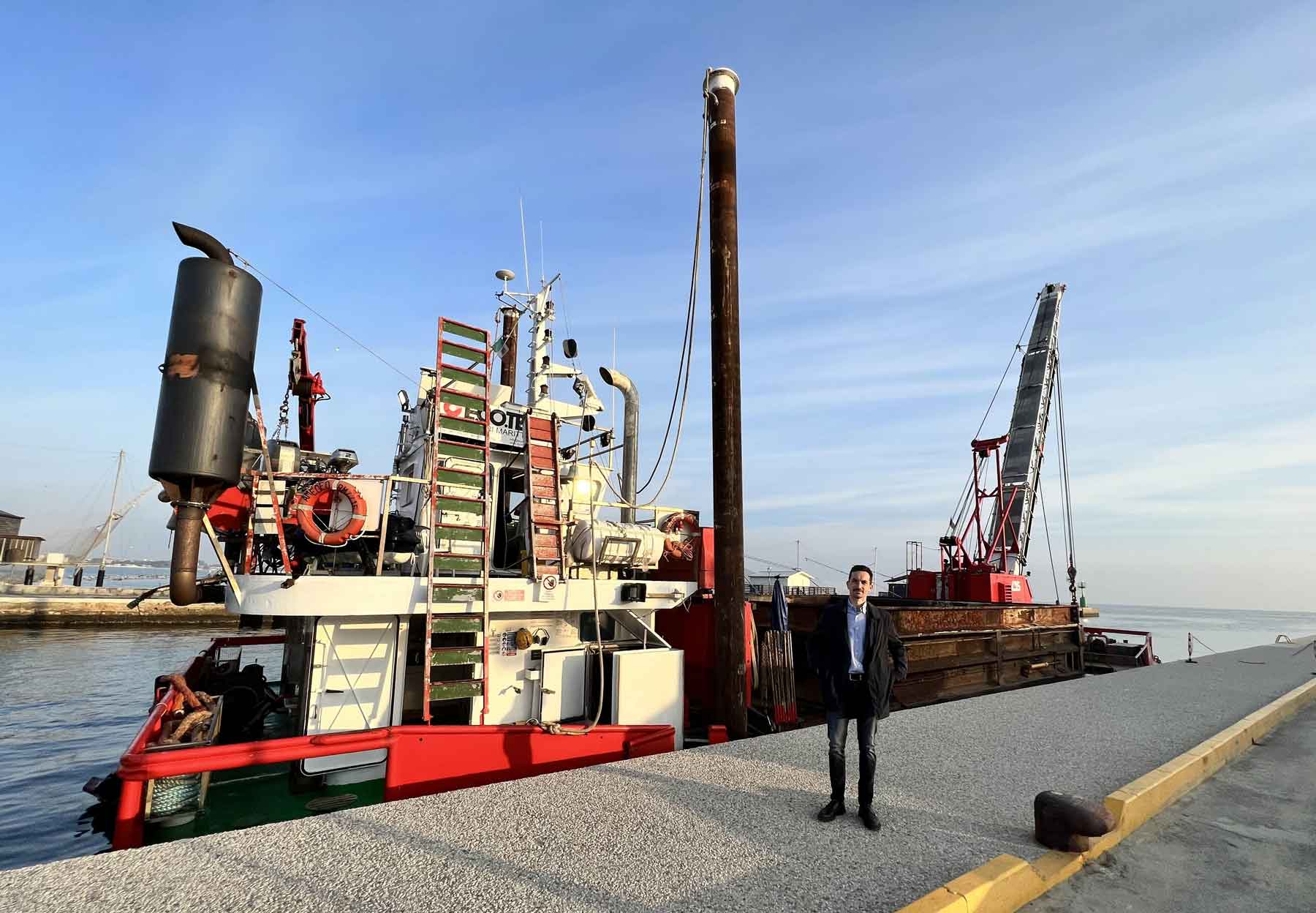 Dragaggio del porto, via ai lavori