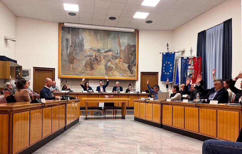 Opposizioni contro il bilancio: “Il comune promette con soldi che non ha”