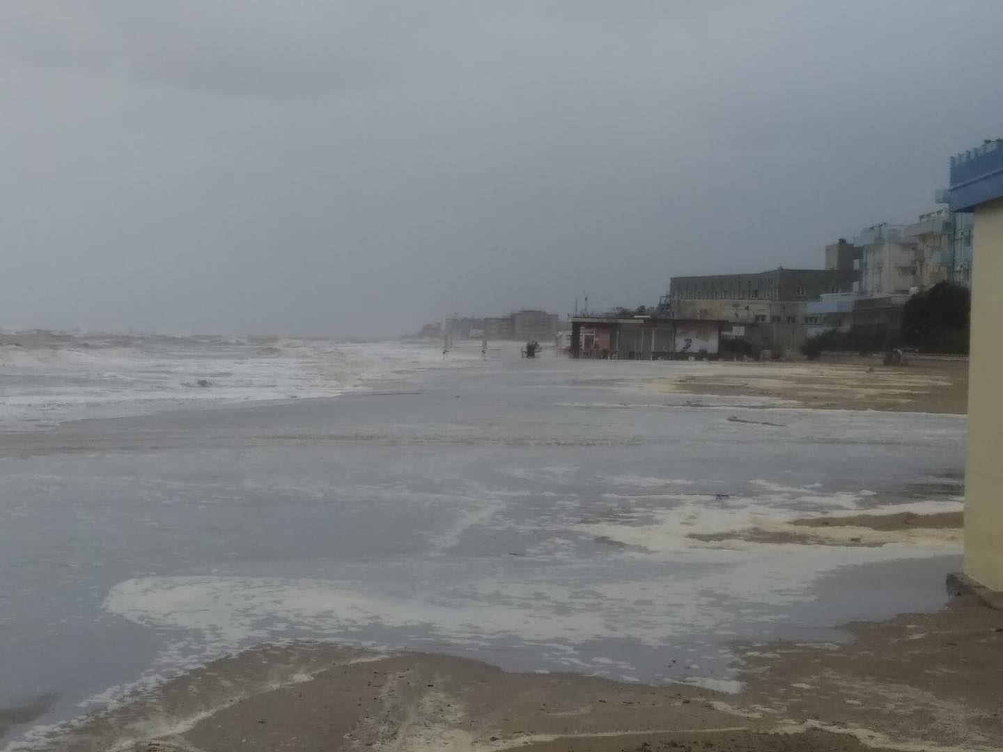 Prima sferzata d’inverno: mattinata di burrasca a Cesenatico