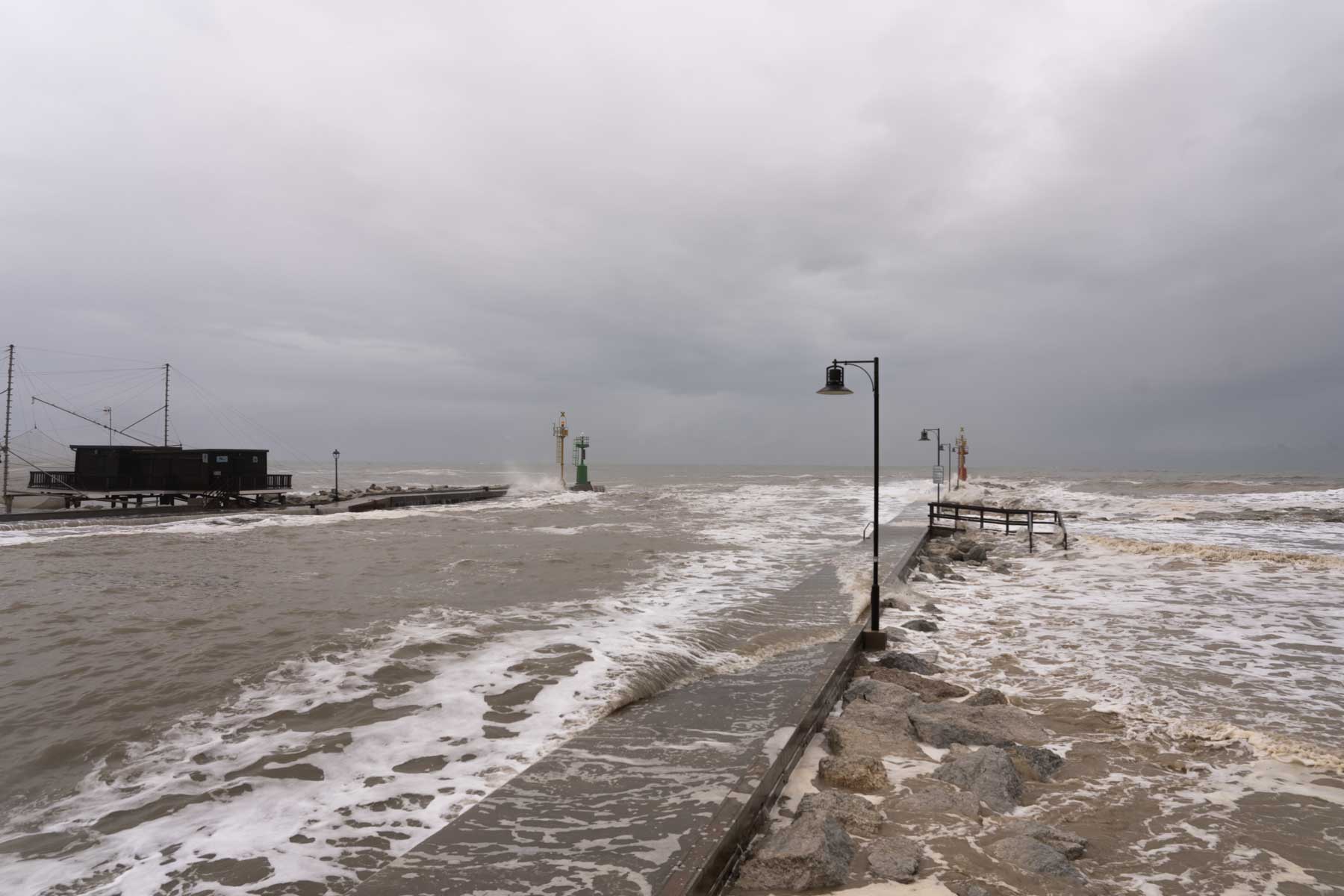 Meteo peggiora, allerta arancione per vento