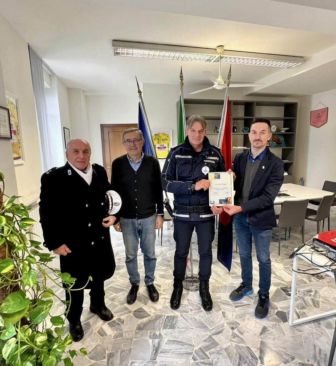 L’agente d’oro Brina premiato in comune