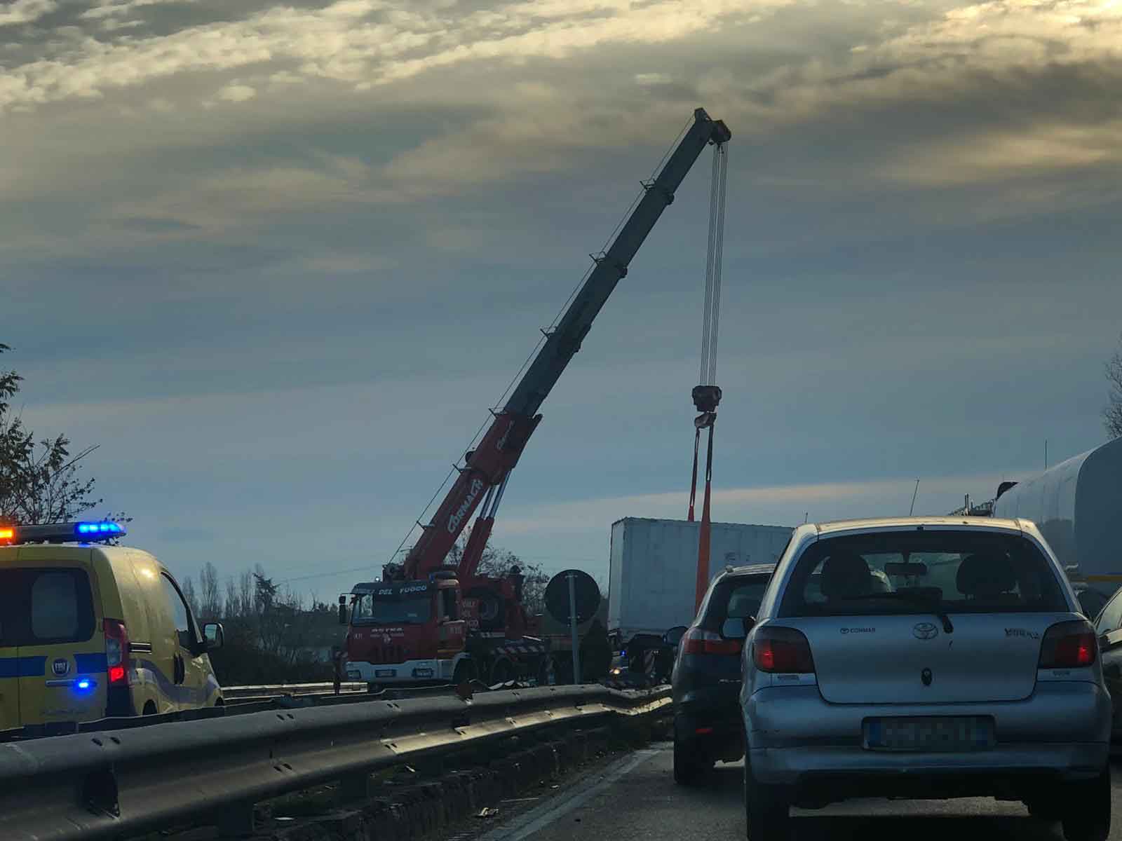 Camion sbanda, rallentamenti in statale a Bellaria